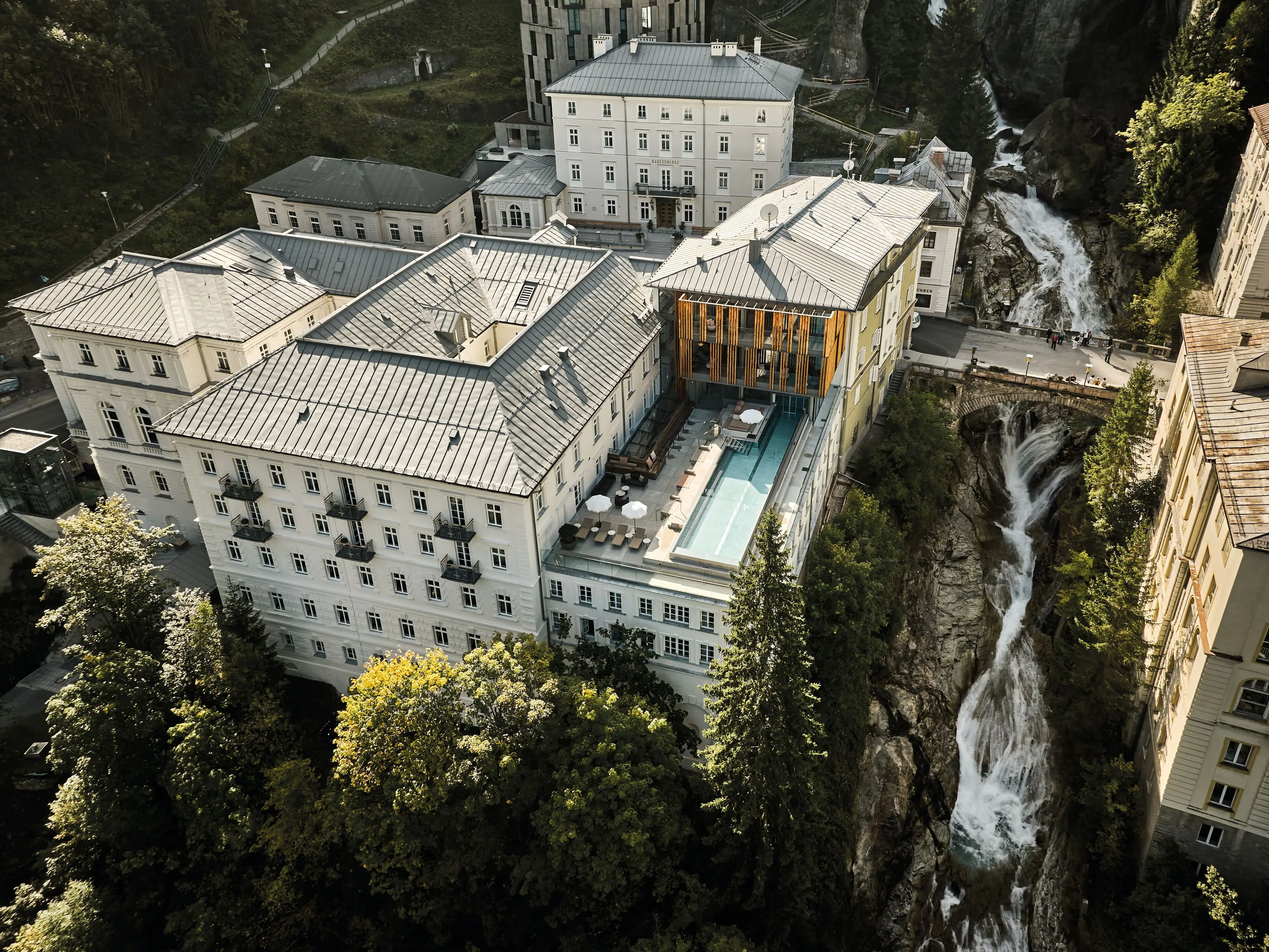 A-ROSA Bad Gastein von oben Ein Gebäude mit einem Pool auf dem Dach.