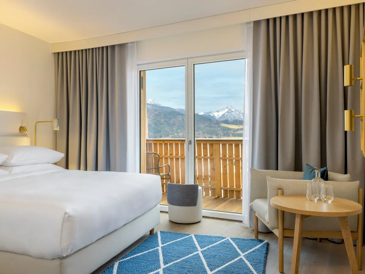 Doppelzimmer Hotelzimmer mit Bett, Teppich und Sessel.