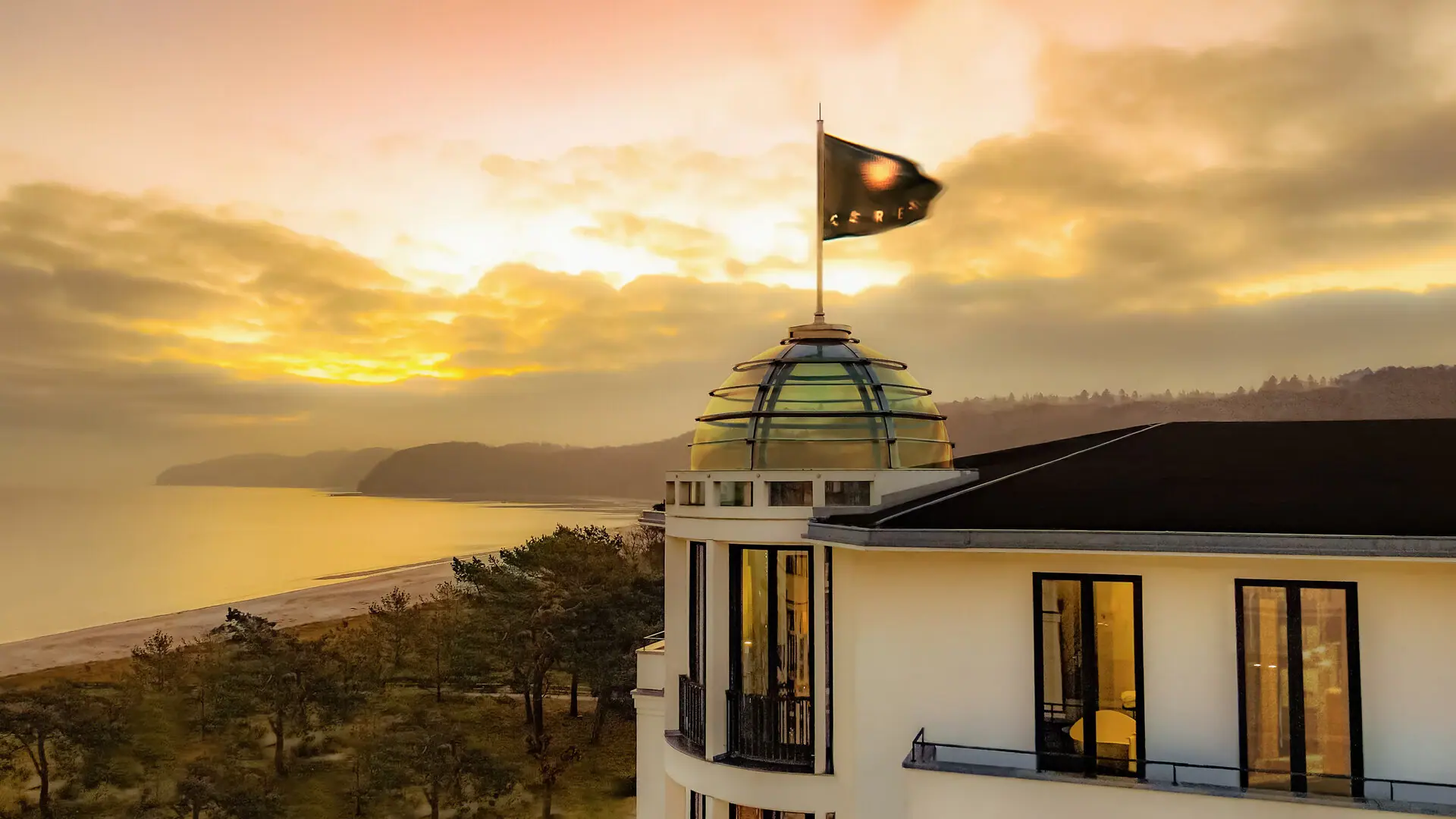 A-ROSA Ceres am Meer Eine Flagge auf einem Gebäude.
