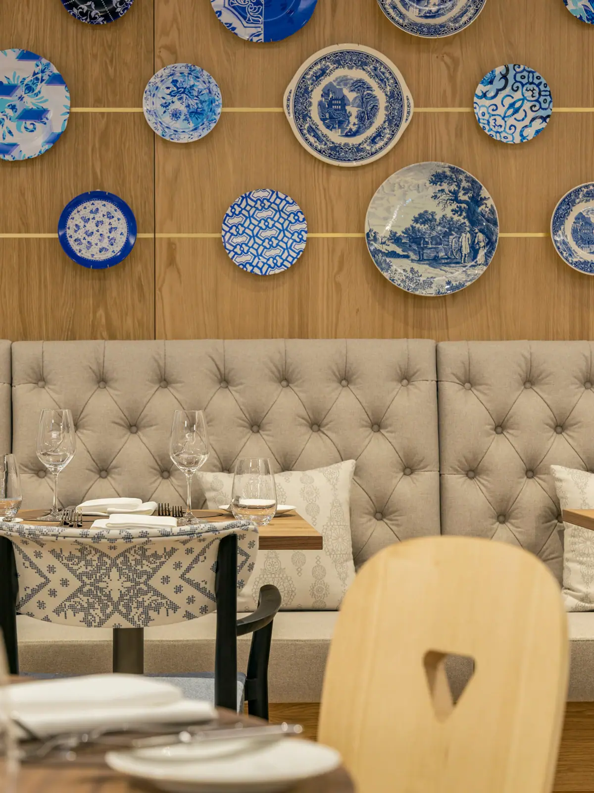 Restaurant Ein Restaurant mit blauen und weißen Tellern an der Wand.