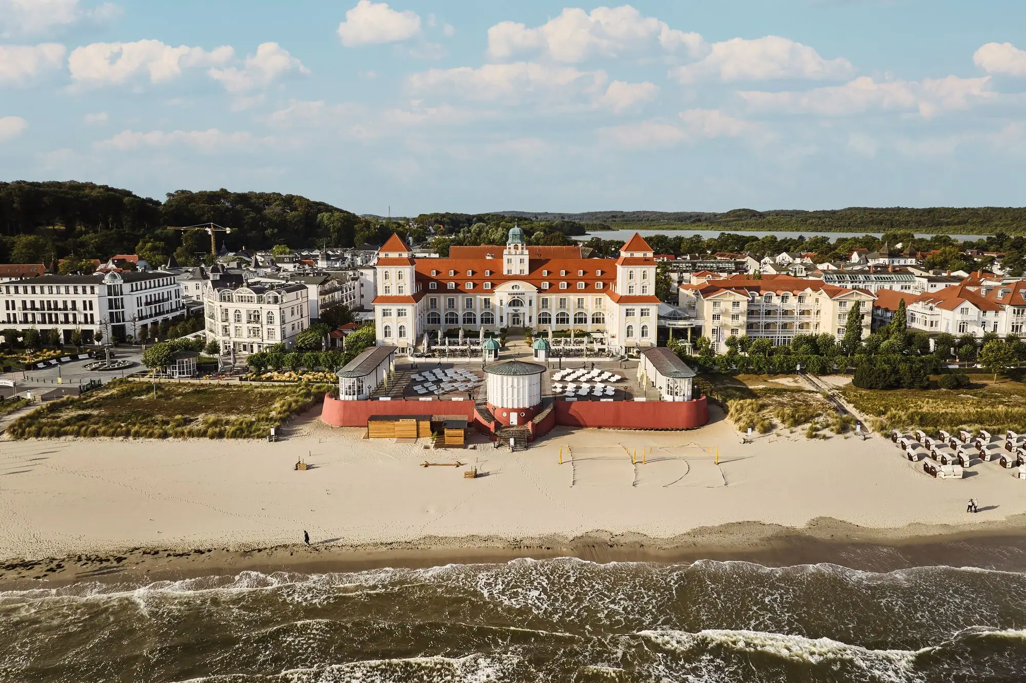 Kurhaus Binz Ein großes Gebäude am Strand.