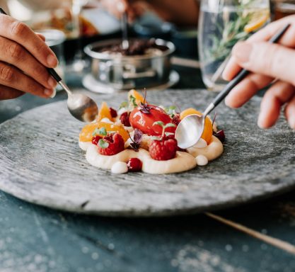 Desert-Kreation: TFC Cheesecake mit Passionsfrucht, Kaffirlimette und Himbeeren